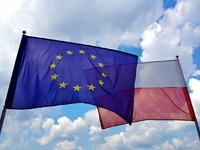 Flaga Unii Europejskiej i flaga Polski.